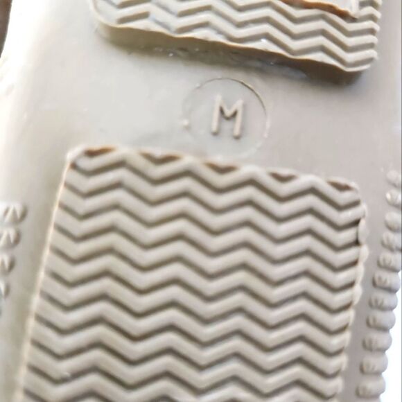 UGG Boots MUBO Classic Girls Tan Size M - Picture 9 of 9